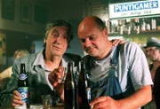 "Kaisermühlen Blues", "Tiroler Gröstl." Kudrnac und Franzi "Fünfer" besuchen Sandra und ihre Tante in Tirol. Joschi eröffnet an der Alten Donau einen Bootsverleih. Er hat von Vysloczil das ehemalige "Schnitzlplatzl" gepachtet. Und der suspendierte Trautmann ergibt sich dem Suff. Gneissers Tochter Claudia kommt mit einem schwarzen Waisenkind aus Afrika zurück und sorgt damit für Unruhe.Im Bild (v.li.): Herbert Fux (Sebesta), Wolfgang Böck (Trautmann).