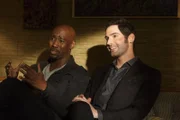 L-R: Amenadiel (D.B. Woodside) und Lucifer (Tom Ellis) arbeiten zusammen, um Malcolm zu stoppen, nicht ahnend, dass schon bald ein weitaus größeres Problem auf sie wartet ...