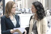 Gerade als Brennan (Emily Deschanel, li.) und Booth aus England abreisen wollen, ereilt sie ein Anruf von Inspector Pritchard (Indira Varma). Offensichtlich wurde Dr. Ian Wexler ermordet und Brennan soll die Identifizierung der Leiche vornehmen.