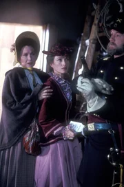 Auch nachdem einige Zeit vergangen ist, will sich niemand in Colorado Springs von der neuen Ärztin Dr. Quinn (Jane Seymour, M.) behandeln lassen. Nur Charlotte Cooper (Diane Ladd, l.), die Hebamme des Ortes, steht voll und ganz hinter der selbstbewussten Frau, die laut jedes Unrecht anprangert ...