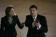 Dr. Brennan (Emily Deschanel, l.); Booth (David Boreanaz, r.)