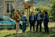 Tschugger Staffel 3 2023 Regie: David Constantin, Johannes Bachmann Drehbuch: David Constantin, Johannes Bachmann, Jelena Vujović, Fiona Schreier, Pascal Glatz, Christian Wehrlin  Produktion: Shining Film AG  Folge 1  Motiv 3 Am Schauplatz eines ominösen Mordes: Dragan Vujic als Pirmin, Lena Furrer als Regina, Vincent Veillon als Flic Jean-Claude, Vincent Kucholl als Flic Jean-Pierre, Safi Martin Yé als Polizeichefin.