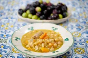 Rustikal und lecker: Kichererbsensuppe mit sizilianischer Wurst