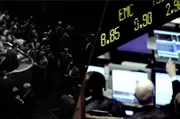 Banken wollen Gewinn machen und deswegen betreiben sie Aktiengeschäfte und Spekulationen.
