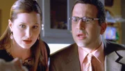 Lily (Kathryn Hahn) und Brandau (Ethan Sandler) streiten sich heftig in der Praxis ihres Therapeuten und bemerken dabei nicht, dass der Mann vor ihren Augen stirbt.