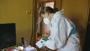 Nachlasspflegerin Britta Pietz beim genauen Betrachten jedes einzelnen Stückchens Papier.