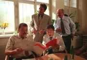 (v.li.): Götz Kauffmann (Rudi Gneisser), Alfons Haider (Vysloczil ), Peter Fröhlich (Erwin Schoitl), Peter Uray (Bezirksvorsteher).