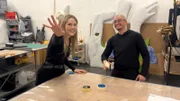 Lena zeigt ihre selbstgebaute Fingerpuppe.