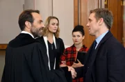 Der Staatsanwalt Rudi Illić (Aleksandar Jovanovic, l.) freut sich in Anwesenheit der Anwältin Romy Heiland (Christina Athenstädt, 2.v.l.) und ihrer Assistentin Ada Holländer (Anna Fischer, 2.v.r.), die Bekanntschaft von Romys Exfreund Ben Ritter (Peter Fieseler, r.) zu machen.