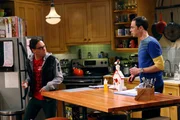 Sheldon (Jim Parsons, r.) hat Leonard (Johnny Galecki, l.) und Priya erwischt. Doch wird er sie bei Raj verraten?; Sheldon (Jim Parsons, r.) hat Leonard (Johnny Galecki, l.) und Priya erwischt. Doch wird er sie bei Raj verraten?