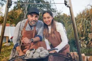 Was man alles auf den Grill legen kann, das zeigen Köchin Ivana Sanshia Austermayer und Schauspieler Adnan Maral.