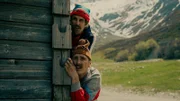 Staffel 3  Regie: David Constantin, Johannes Bachmann Drehbuch: David Constantin, Johannes Bachmann, Jelena Vujović, Fiona Schreier, Pascal Glatz, Christian Wehrlin  Produktion: Shining Film AG  Folge 3  Motiv 1 Auf der Flucht: David Constantin als Bax (oben), Arsène Junior Page als Juni