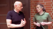 exactly-Reporter Thomas Datt (rechts) im Interview mit René Sternberg, einem alten Schulfreund von Fitzek.