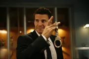 Booth (David Boreanaz) findet heraus, dass die ermordete Kristen eine Affäre mit ihrem Kollegen hatte, der verheiratet und auf Kosten seiner wohlhabenden Frau lebt. Kyle Aldridge  hätte ein Motiv gehabt, Kristen zu töten...