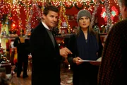 Booth (David Boreanaz, l.); Dr. Brennan (Emily Deschanel, r.)