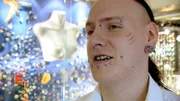 Jonny (Foto) ist bereits seit zwei Jahren im Betrieb von Andrea tätig und steht kurz vor seiner Prüfung zum Piercer. In praktischen Dingen ist Jonny cool - er versteht sein Handwerk. Aber um die Prüfung erfolgreich abzulegen, muss der 29-Jährige auch den theoretischen Teil bestehen. Jonny leidet aber unter großer Prüfungsangst. Wird er es dennoch schaffen?