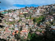 Das auf rund 2.200 Meter Höhe gelegene Shimla gehörte früher zum nepalesischen Königreich und besitzt ein angenehm frisches Klima, weswegen die britische Kolonialregierung diese Stadt auch als Sommerresidenz nutzte.