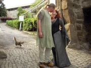 Thomas und Andrea wandeln auf mittelalterlichen Spuren - was nicht unbedingt komfortabel und bequem ist. Wird Andrea ihren ersten mittelalterlichen Campingurlaub unter extremen hygienischen Bedingungen wirklich durchhalten?