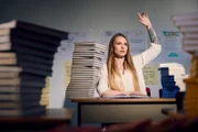 Die 30-jährige Sarah versucht nach jahrelangem Substanzmissbrauch den Realschulabschluss am Bildungszentrum Herrmann Hesse in Frankfurt zu schaffen.