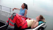 Kurzes Durchatmen mit Kollegin Tümay (Meryem Ebru Öz, r. und Salka Weber, l.).