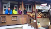 Elvira (2.v.re.) und Walburga (2.v.li.) steht eine Haushaltsauflösung der besonderen Art bevor - eine ganze Burg muss geräumt werden! Walburgas Tochter Jessica (re.) kann sich ein Leben ohne die Burg beinahe nicht vorstellen. Trödelexperte Otto Schulte will unbedingt bei der Burg-Auflösung helfen.