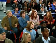 Da Eddies (Eddie McClintock) und Allys (Jenica Bergere) Partner schon etwas vor haben, nehmen Carrie (Leah Remini, re.) und Doug (Kevin James, li.) die beiden zu einem Spiel mit, natürlich nicht ohne einen Hintergedanken...