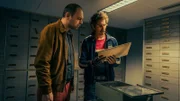Tschugger Staffel 3  Regie: David Constantin, Johannes Bachmann Drehbuch: David Constantin, Johannes Bachmann, Jelena Vujović, Fiona Schreier, Pascal Glatz, Christian Wehrlin  Produktion: Shining Film AG   Folge 5   Motiv 1 Fördern erstaunliche Dokumente zu Tage: Dragan Vujic als Pirmin, Cavid Constantin als Bax