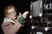 Die renommierte Fotografin Ricarda Roggan mit ihrer Plattenkamera: Sie entzieht sich mit ihrer Arbeit dem Tempo der Kunstbranche und hat es doch an die Spitze geschafft.