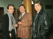 Die eingestickten Initialen in der Decke, in der das Kind eingewickelt war, führt die Kommissare Kehler (Wolfgang Bathke, Mi.) und Wolniak (Uwe Fellensiek, re.) zu dem Prieser Ölmüller (Jacques Breuer).