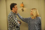 Um die "Slap of a Million Exploding Suns" zu meistern, muss sich Marshall (Jason Segel, l.) von Crazy Meg (April Bowlby, r.) ohrfeigen lassen ...