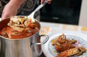 Zu Tisch: Bei der Fischerfamilie Ernandes steht traditionelle sizilianische Fischsuppe auf dem Menü.