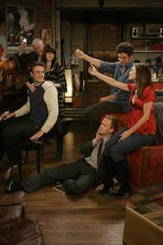 Feiern gemeinsam Thanksgiving: (v.r. im Uhrzeigersinn) Robin (Cobie Smulders), Barney (Neil Patrick Harris), Marshall (Jason Segel), Bob (Orson Beam), Lily (Alyson Hannigan) und Ted (Josh Radnor)