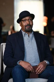 Alec Mercer (Jesse L. Martin)