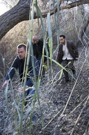 Während Granger sich auf ein Treffen mit dem ersten IS-Informanten auf amerikanischen Boden vorbereitet, werden Callen (Chris O'Donnell, l.) und Sam (LL Cool J, M.) in eine Falle gelockt und von einer IS-Zelle, die in Los Angeles operiert, entführt. Beim Versuch aus ihrem Gefängnis zu entkommen, stoßen sie auf Martin Smair (Jaylen Moore, r.), einen angeblichen Mitgefangenen, der sich als NSA-Analyst ausgibt. Doch ist das seine wahre Identität?