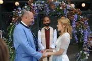 Uschi (Silke Popp) und Hubert (Bernhard Ulrich, links) erneuern feierlich ihr Ehegelübde. Mit Naveen (Markus Subramaniam, Mitte).