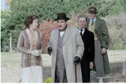 Sarah Miles (Lucy Angkatell), David Suchet (Hercules Poirot), Edward Fox (Gudgeon).