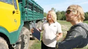 Guide Andreas Jork weist Bruno in das Tatra Fahrzeug ein
