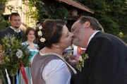 Mit einem Kuss besiegeln Moni und Benedikt ihre frisch geschlossene Ehe. Von links: Leopold Vogl (Maximilian Laprell), Katharina Benninger (Carina Dengler), Monika Vogl (Christine Reimer) und Benedikt Stadlbauer (Andreas Geiss).