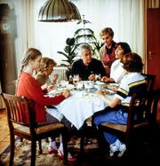 Julia Biedermann (Tanja), Tarek Helmy (Tom), Peter Weck (Werner Schumann), Bruni Löbel (Frau Rabe), Thekla Carola Wied (Angi), Timmo Niesner (Markus).