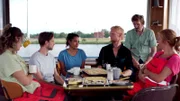 Festmachen (5) - Apfelkuchen Versöhnliche Töne im Festmacher-Team: Tümay (Meryem Ebru Öz), Enno (Nils Rovira-Munoz), Malika (Salka Weber), Ludde (Peter Plaugborg), Kort (Karsten Antonio Mielke) und Magga (Nina Petri, v. l. n. r.).