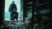 Alter Ego Staffel 1 Folge 5 Bild-Titel Verräterische Blutspur: Gian Marco Tognazzi (stehend) als Kommissar Leonardo Blum, Marcos Piacentini als Samuel Donati