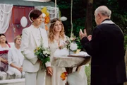Standesbeamtin Rosi (Brigitte Walbrun, rechts) macht die Ehe von Jenny (Laura Tashina, links) und Sarah (Sophie Reiml, Mitte) offiziell.; Pfarrer Kurz gibt dem Brautpaar seinen Segen. Von links: Monika (Christine Reimer), Marlies (Michaela Heigenhauser), Jenny (Laura Tashina), Sarah (Sophie Reiml) und Pfarrer Kurz (Hans Stadlbauer).