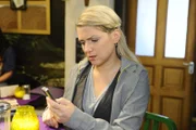 Anna (Jeanette Biedermann) hat sich in den Kopf gesetzt, Katja auf andere Gedanken zu bringen und lädt sie zum Essen ein. Anfangs ist alles gut, doch dann gibt Katja Anna die Schuld an ihrer Misere.