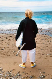 Ina Müller ist eine steife Brise gewohnt. Auch in Cornwall pustet der Wind ganz schön stark. Ob Ina Müller mit diesem Surfbrett wirklich surfen gehen kann?