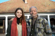 Emma Strauss und ihr Großvater, der Bildhauer Ádám Farkas, vertreten unterschiedliche Meinungen zu Ungarns Rolle im Ukrainekrieg.