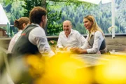 Willi Huttegger (2.v.r.) im Gespräch mit seinem Team