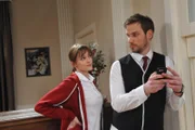 Sabrina (Sarah Elena Timpe, l.); Leonard (Christian Feist, r.)