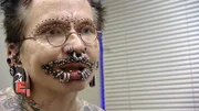 Einer von Andreas besten Kunden ist Diplom-Informatiker Rolf. Der 49-Jährige ist stolz darauf, als der wohl meist gepiercte Mann Deutschlands zu gelten. Über 400 Piercings trägt er bereits. Davon allein über 150 im Gesicht...