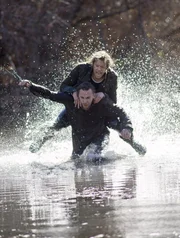 Um einen Fall zu l&ouml;sen und seine Kollegen zu retten, setzt Deeks (Eric Christian Olsen, oben) sein eigen Leben aufs Spiel. Doch wird er Oscar Willits (Stephen Taylor, unten) &uuml;berw&auml;ltigen k&ouml;nnen?