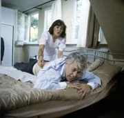 Überrascht wird Werner Schumann zu seinem 50ten Geburtstag auch durch einen Hexenschuß, den Angi versucht mit Hilfe einer Salbe sofort zu bekämpfen. (Peter Weck, Thekla Carola Wied).